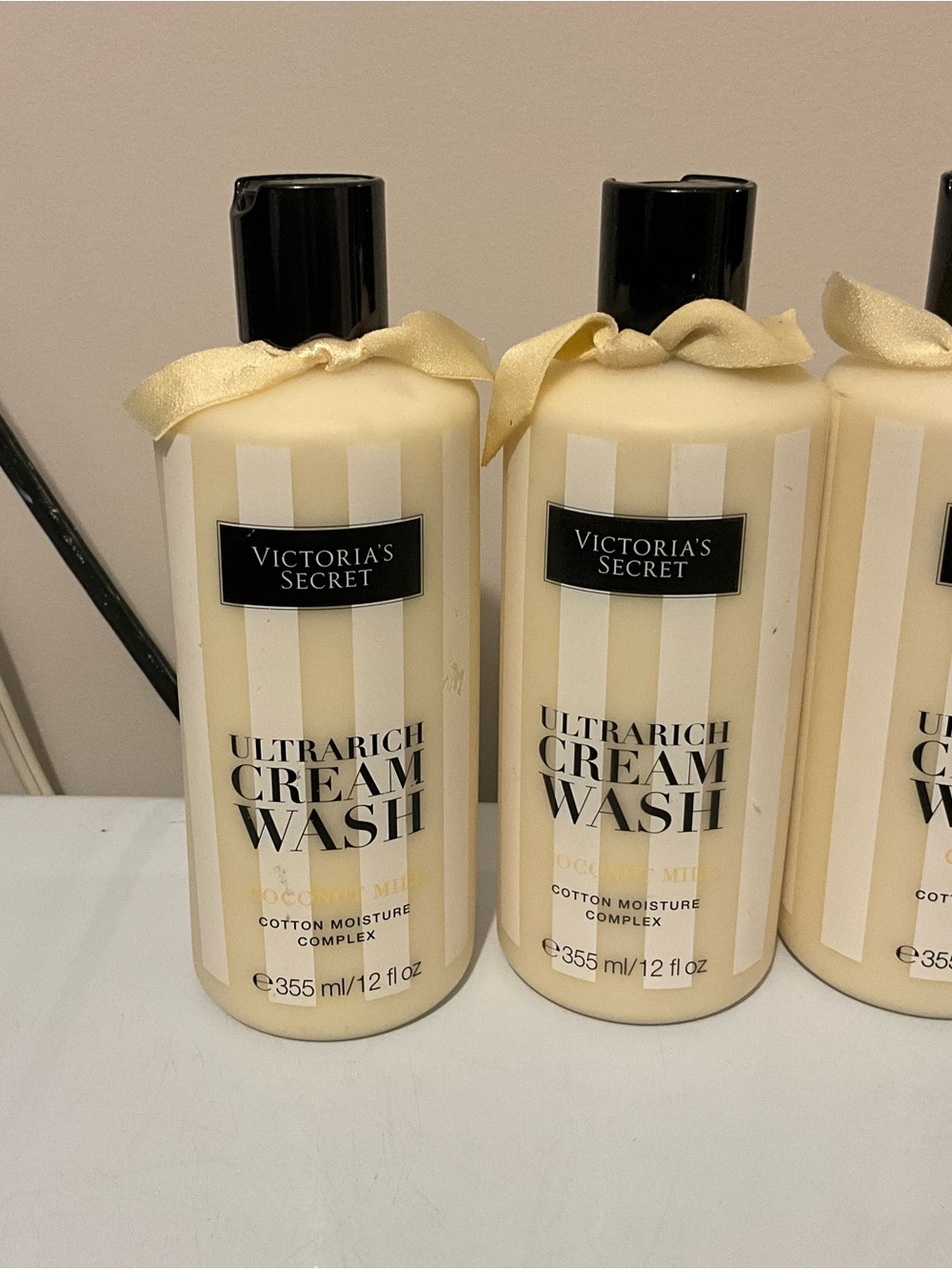 Victoria's Secret Ultrarich Cream Wash - Cream & Black